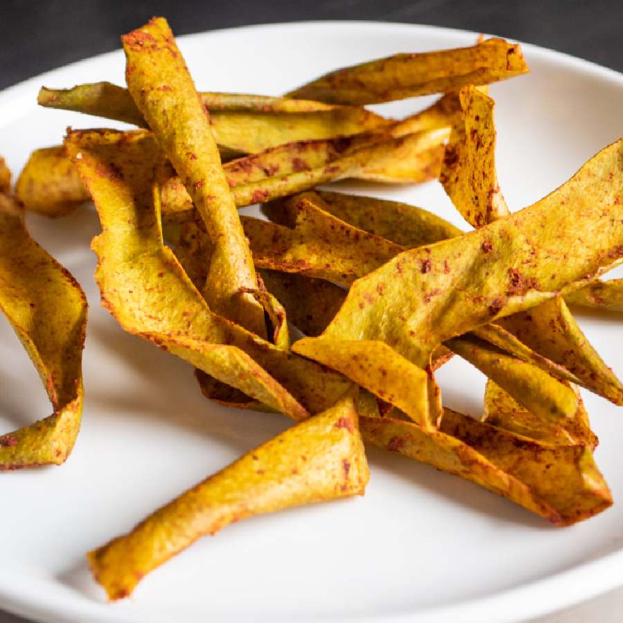 রোদে আমের খোসা শুকিয়ে নিয়ে পাউডার বানানো যায়।