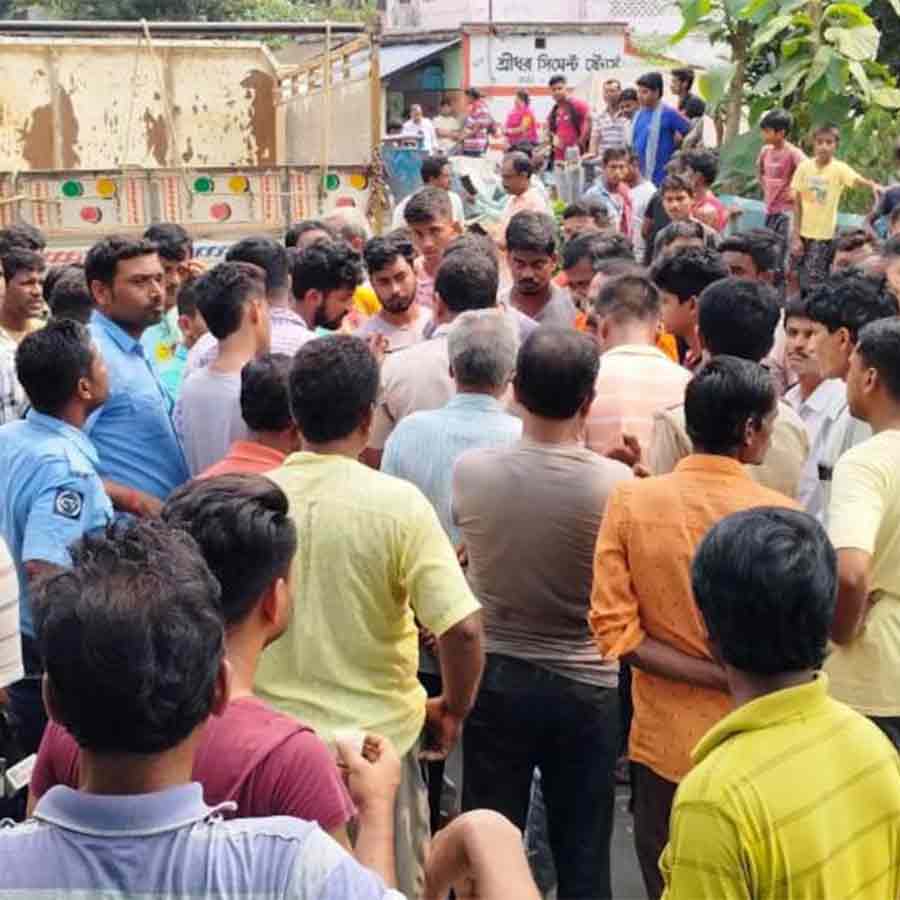 Citizens of Arambagh staged road block in demand of solution of  frequent power cuts in their area