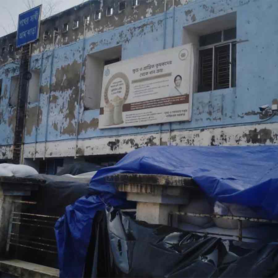 Inns of Pather Sathi project became ware house of paddy