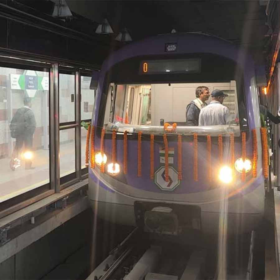 When will the metro's Sealdah to Esplanade passenger service start?