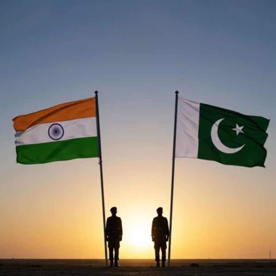 কখনও আলাপ হয়েছিল পেশার খাতিরে, কখনও আবার নিছক বন্ধুত্বই গড়ে উঠেছিল। বার বার দুই দেশের মধ্যে যুদ্ধ-সংঘর্ষ চললেও প্রেম কিন্তু সীমান্ত মানেনি। একাধিক বার ভারতীয় নারীদের সঙ্গে সম্পর্কে জড়িয়েছিলেন পাকিস্তানের ক্রিকেটারেরা। কোনও সম্পর্ক দাঁড়ি টেনেছে। আবার কেউ কেউ সুখেশান্তিতে সংসারও করেছেন। তালিকায় রয়েছেন বাঙালি কন্যা থেকে শুরু করে হরিয়ানার ইঞ্জিনিয়ার।