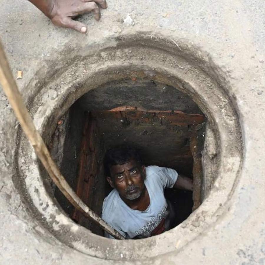 Another worker died inside a manhole even after Supreme Court banned manual scavenging