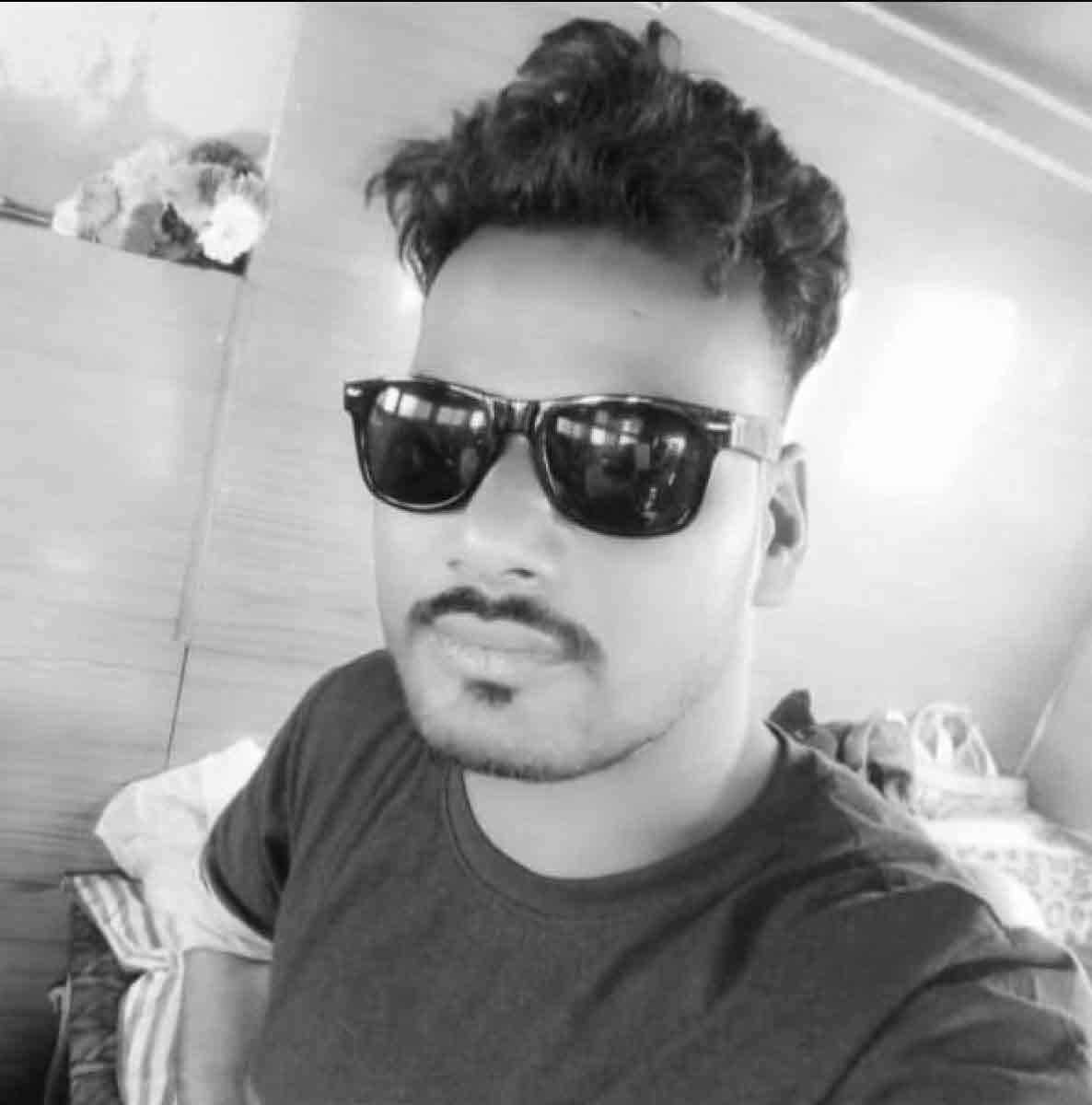 An auto driver died after he was shot by snatchers