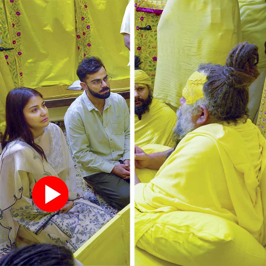 Viral Video of Virat Kohli, Anushka Sharma meeting with Premanand Maharaj, what he told them