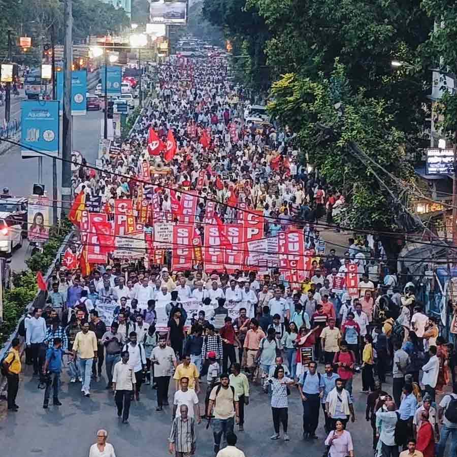 Anty War peace march held in Kolkata by left Parties dgtl