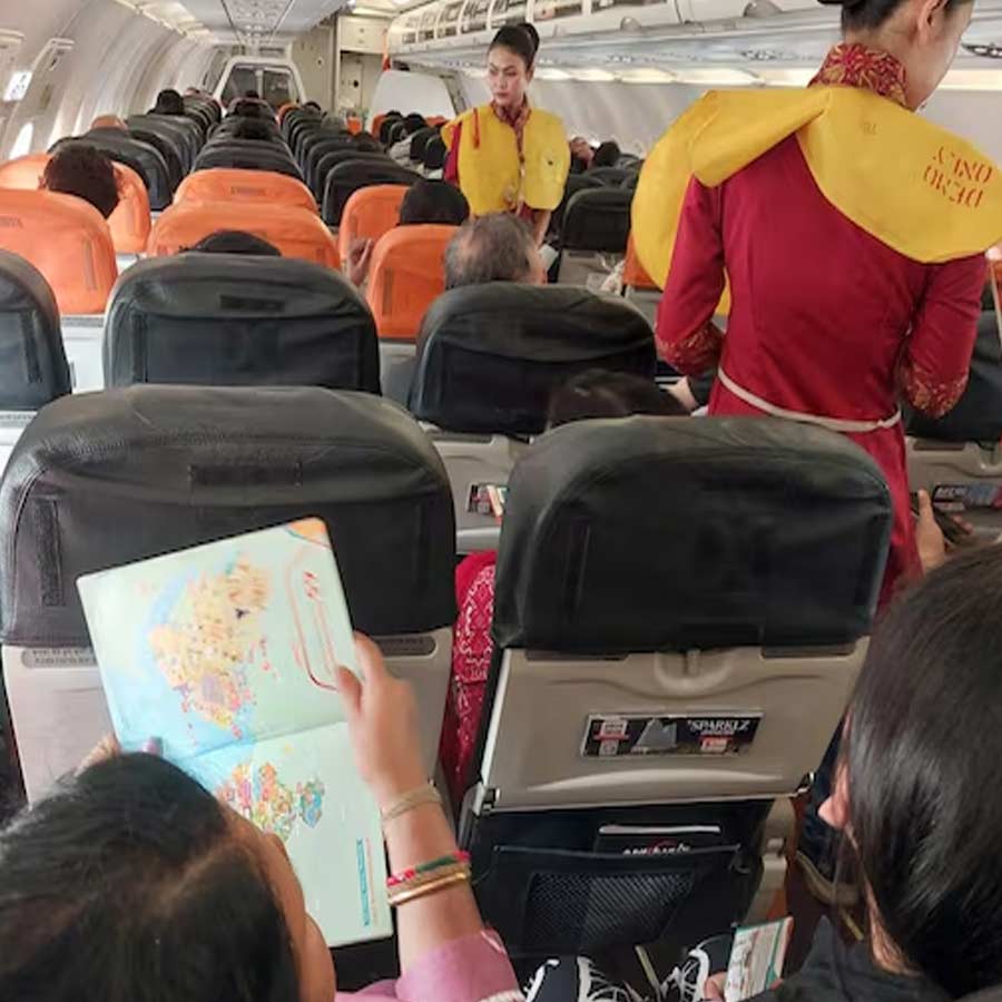 AC failure on Air India express flight, passengers got angry dgtl