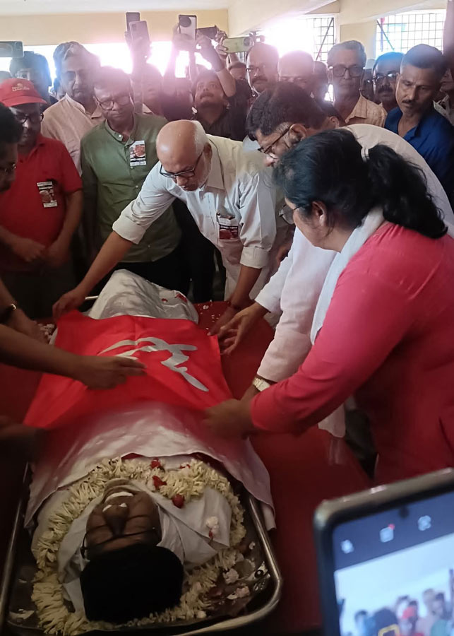 ছাত্র আন্দোলনের সময়ে এসএফআইয়ের সর্বভারতীয় নেতৃত্বে সতীর্থ নেপালদেব ভট্টাচার্যের প্রয়াণের খবর পেয়ে তাঁর মরদেহে শ্রদ্ধা জানিয়ে গেলেন সিপিএমের সাধারণ সম্পাদক এম এ বেবি।