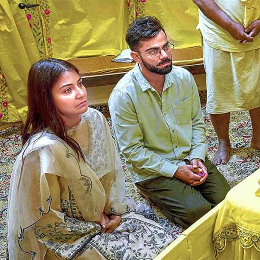 ভক্ত: মঙ্গলবার বৃন্দাবনে প্রেমানন্দ মহারাজের আশ্রমে বিরাট ও অনুষ্কা। ২৪ ঘণ্টা আগে টেস্ট ক্রিকেট থেকে অবসর নেন বিরাট। 