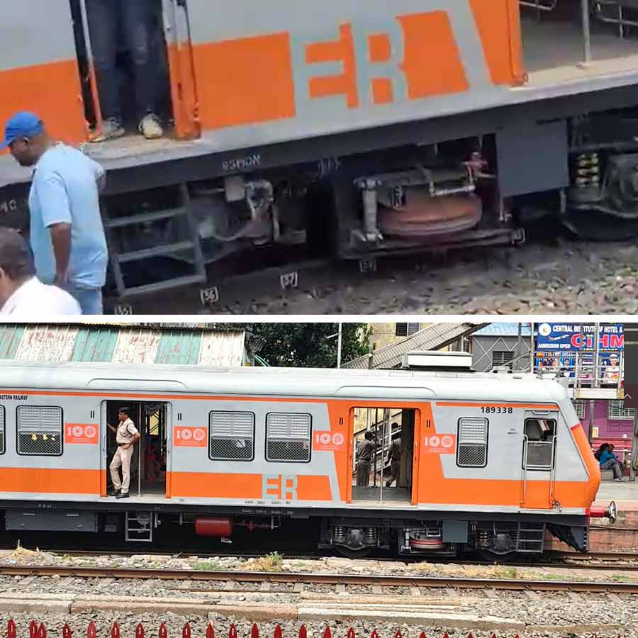 Down Bangaon local derails While entering Dumdum, passengers in trouble