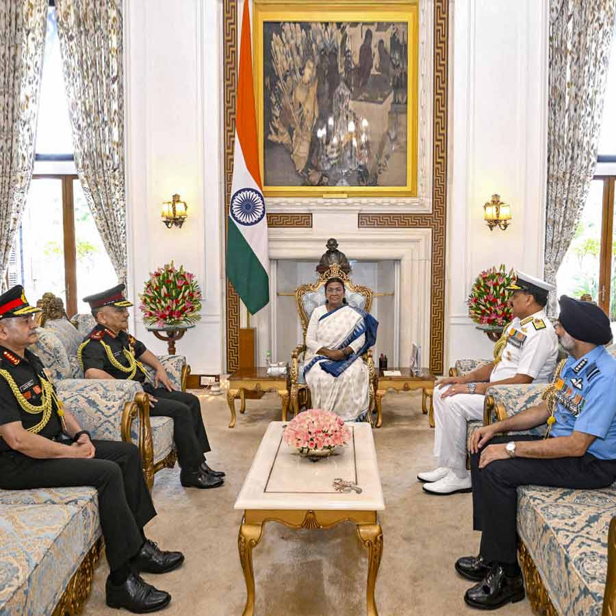 CDS Anil Chauhan along with chief of army, air and naval services brief President Draupadi Murmu about Operation Sindoor dgtl