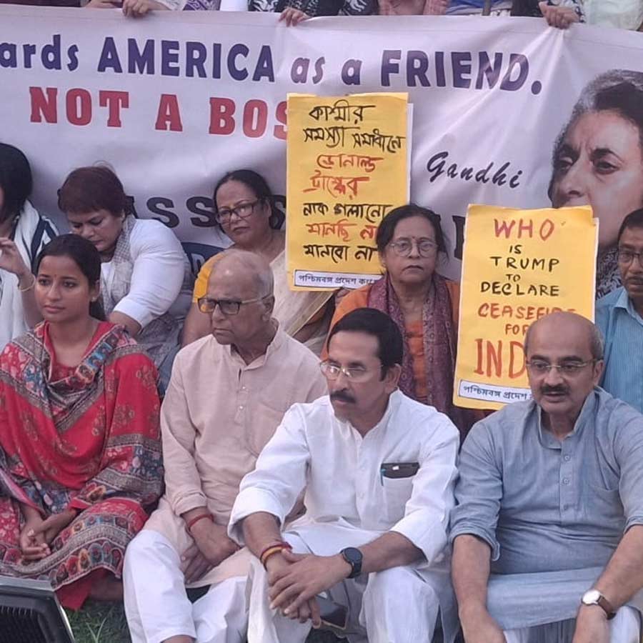 ইন্দিরা মূর্তির পাদদেশে কংগ্রেসের অবস্থান।