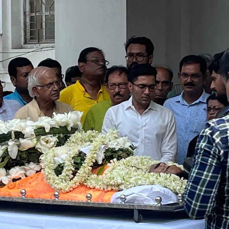 রাজ্য বিধানসভায় তেহট্টের তৃণমূল বিধায়ক তাপস সাহার মরদেহ। শেষশ্রদ্ধা জানাতে উপস্থিত শোভনদেব চট্টোপাধ্যায়, বিমান বন্দ্যোপাধ্যায়, অভিষেক বন্দ্যোপাধ্যায়।