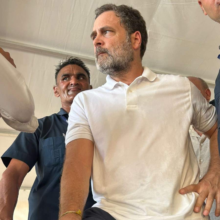 Lok Sabha LOP Rahul Gandhi\\\\\\\'s dictator dig at NDA after being stopped from Bihar hostel visit