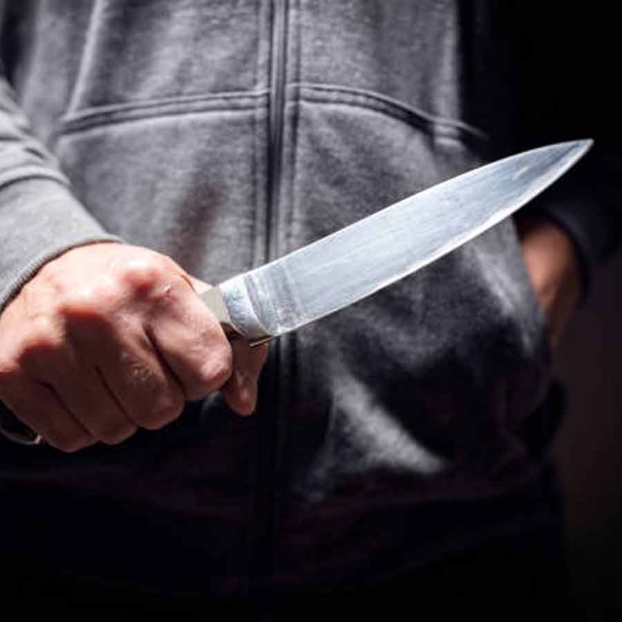 Mumbai doctor stabbed by woman staff\\\\\\\'s brother, Police search for accused