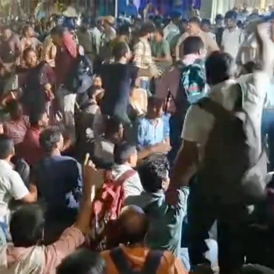 Lathi charge by Police on Jobless Teachers Protesting Outside Bikash Bhavan dgtl