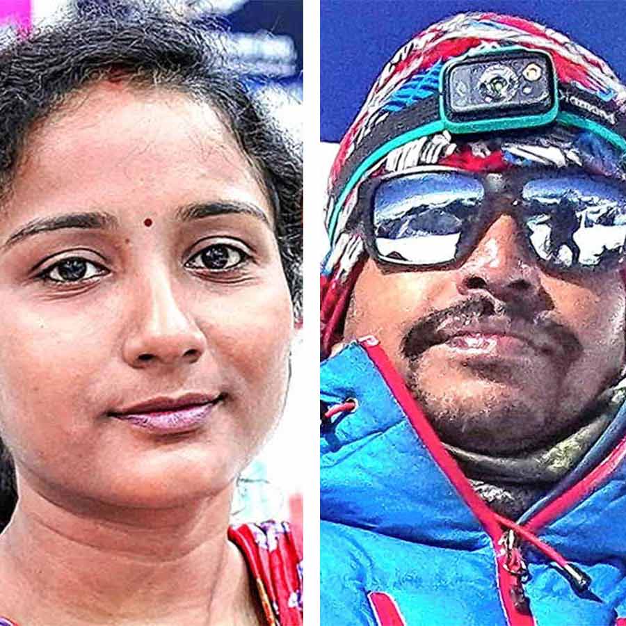 Two teachers from Ranaghat area reach the summit of Everest