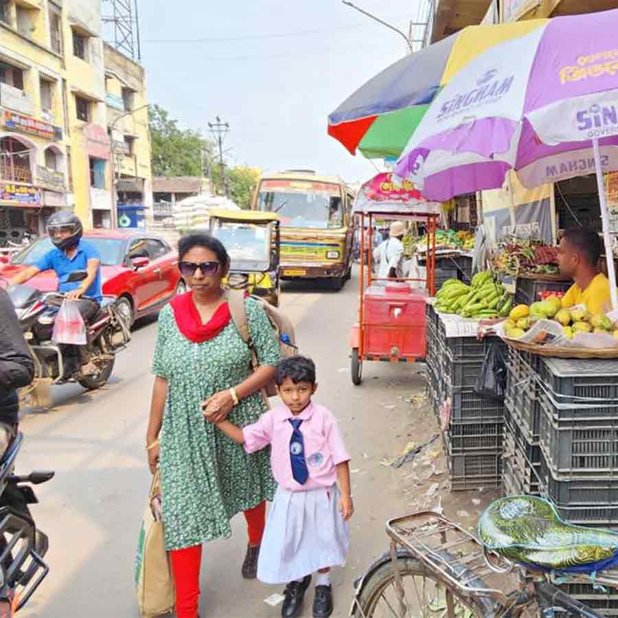 Traders blocked footpath and running their business at Arambagh