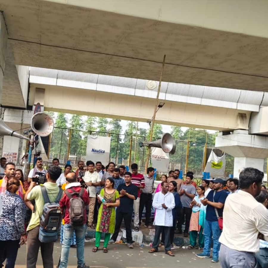 বিকাশ ভবনের সামনে চাকরিহারা শিক্ষক-শিক্ষিকারা।