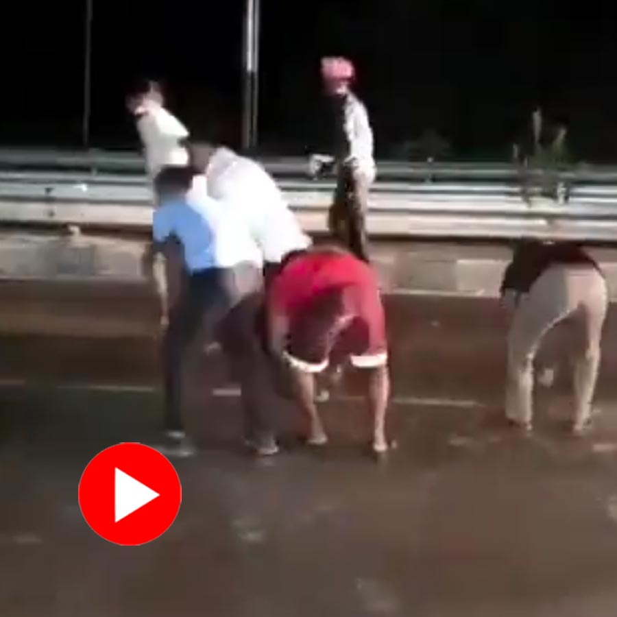 Video of people picking up 500 notes scattered on Uttar Pradesh highway