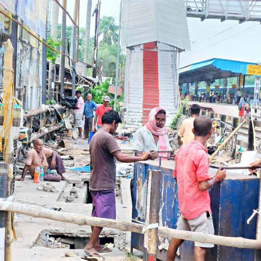 Hawkers eviction drive at Jirat station