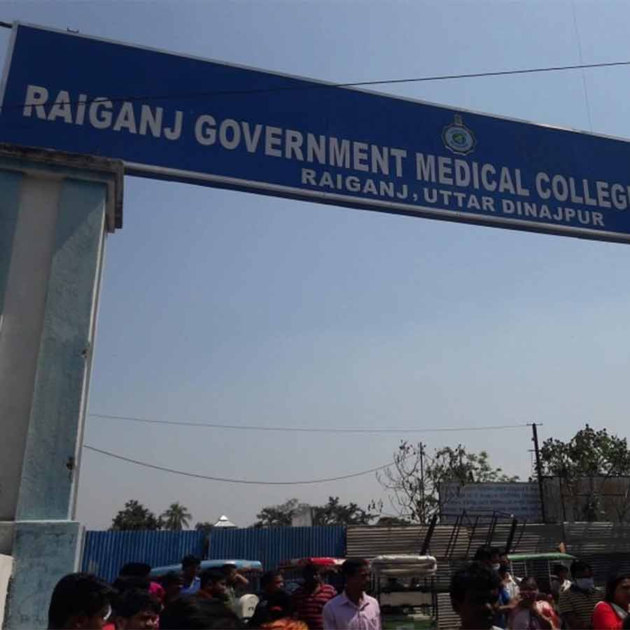 A stranger threatened students of Raiganj Medical College