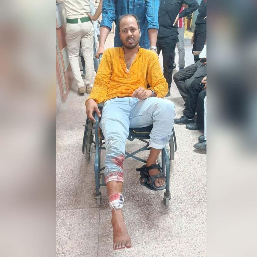 A teacher was beaten by the police for protesting in front of Bikash Bhavan regarding SSC recruitment case