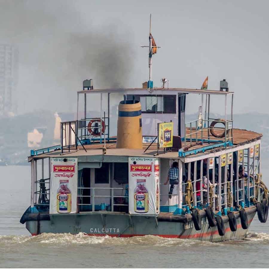 Couple jumped into Ganges from Launch boat near Salkia, recovered by workers dgtld