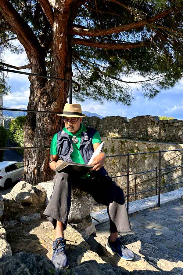 স্যঁ পল ড ভস গ্রামে কাজে ব্যস্ত পরেশ মাইতি।