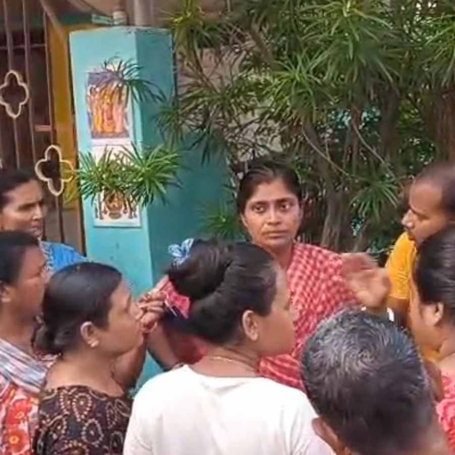 Unrest over wife\\\'s extramarital affair, woman runs away with boyfriend in Khardah