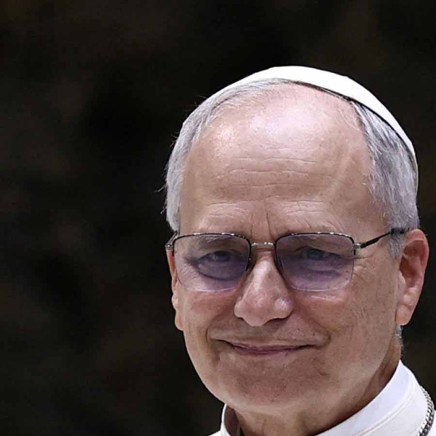 শীর্ষে: পোপ চতুর্দশ লিয়ো।