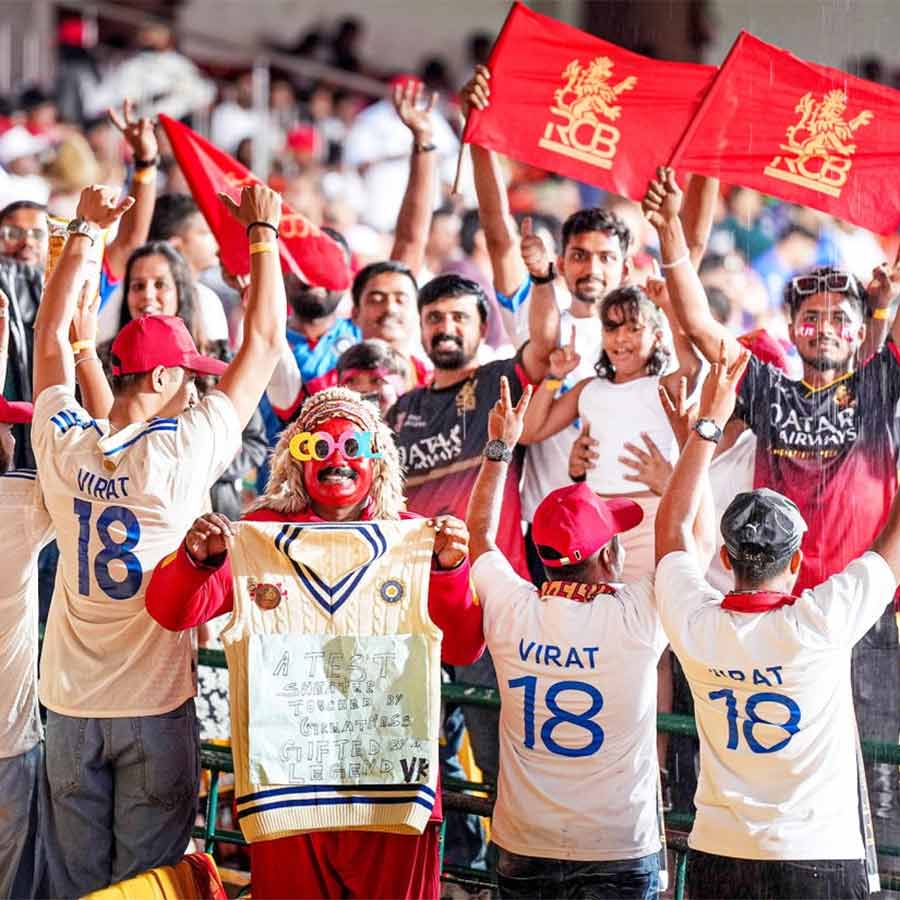A large number of fans came to the field wearing white jerseys to pay tribute to Virat Kohli