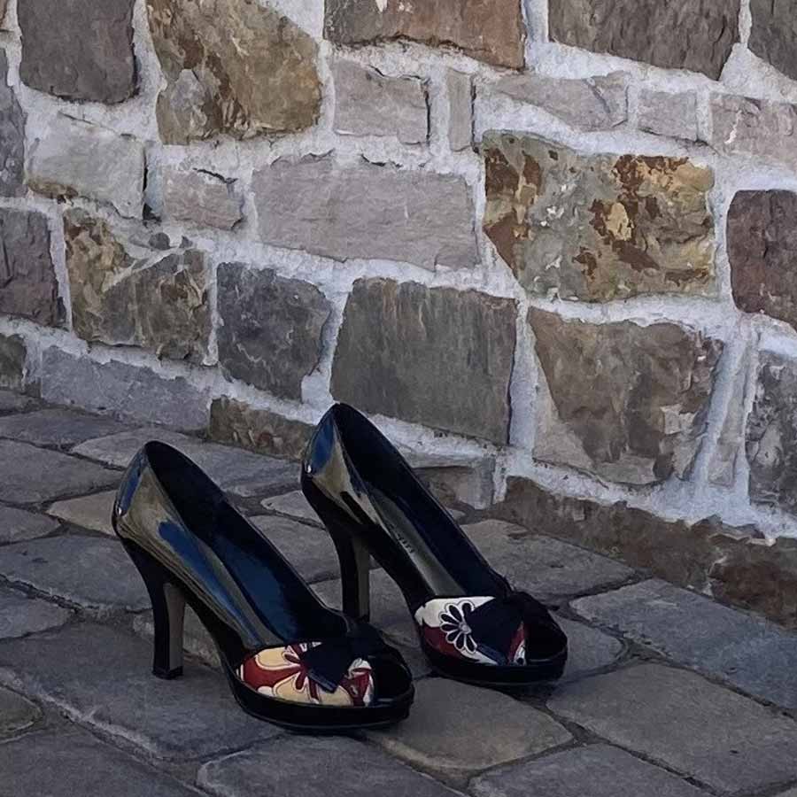 প্রশাসনের দাবি, যে মহিলারা শহরের নিয়ম ভেঙে বিশেষ অনুমতি নিয়ে হিল পরে রাস্তাঘাটে ঘুরবেন, তাঁদের রাস্তাঘাটে চলাফেরার কারণে কোনও দুর্ঘটনা ঘটলে প্রশাসন দায় নেবে না। দায়িত্ব ওই মহিলাদেরই।