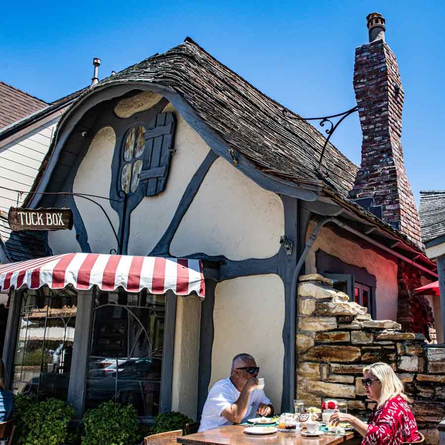 হিল পরলে প্রশাসনের তরফে পাওয়া অনুমতিপত্র নিয়ে এই মহিলাকে সব সময় যাতায়াত করতে হবে কার্মেল শহরে। শুধু রাস্তাঘাটেই নয়, এই শহরের ফুটপাথেও হিল পরে হাঁটা যায় না।