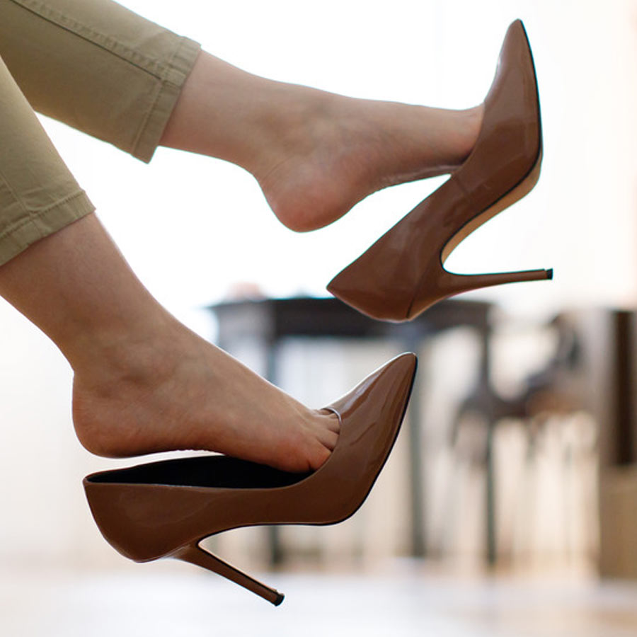 তবে হিল পরার অনুমতিপত্র এত সহজে কেন পাওয়া যায়? সেই নিয়মকানুনও জটিল হতে পারত। কিন্তু প্রশাসনের তরফে জানানো হয়েছে যে, তাঁরা মহিলাদের ফ্যাশনবোধ নিয়ে কখনও প্রশ্ন তোলেননি। বরং মহিলাদের সতর্ক করতে চেয়েছেন।