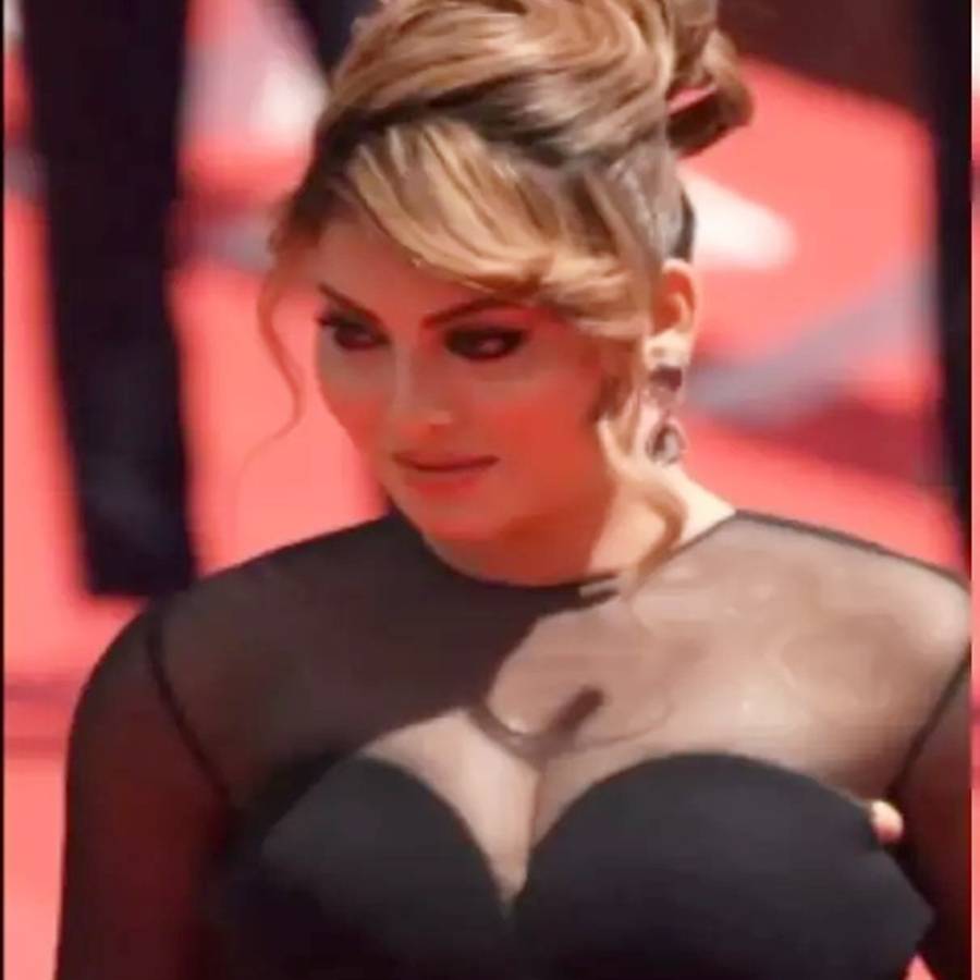 এই সেই ছেঁড়া পোশাক।