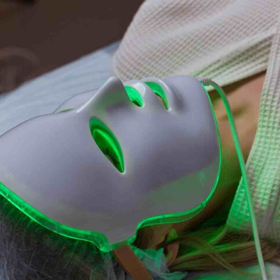 এলইডি আলোর মুখোশ থেকে ত্বকে সরাসরি আলো ঢুকবে।