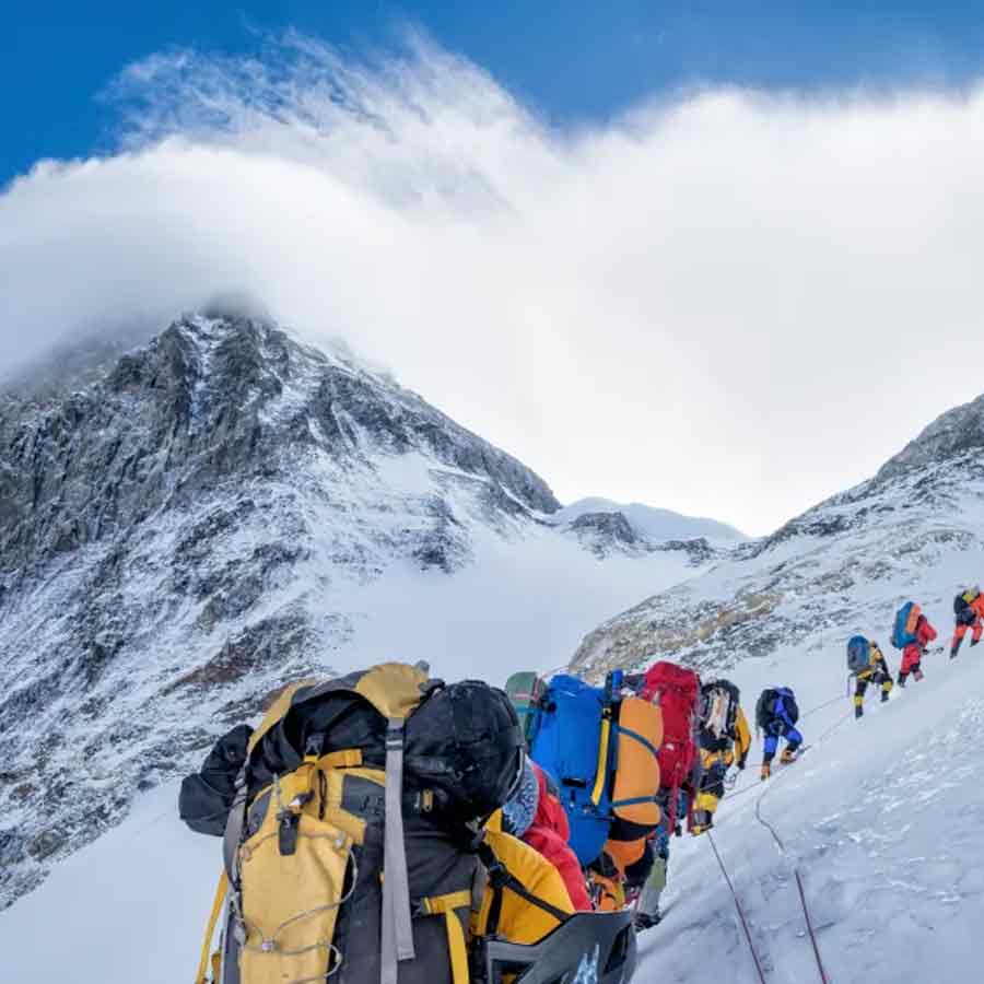 West Bengal Police constable Laxmikanta Mondal scales Mt Everest, two climbers including one Indian die on Lhotse dgtl