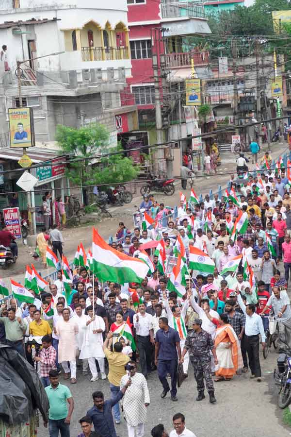 জাতীয় পতাকা হাতে নিয়ে মিছিলে হাঁটলেন সকলে।