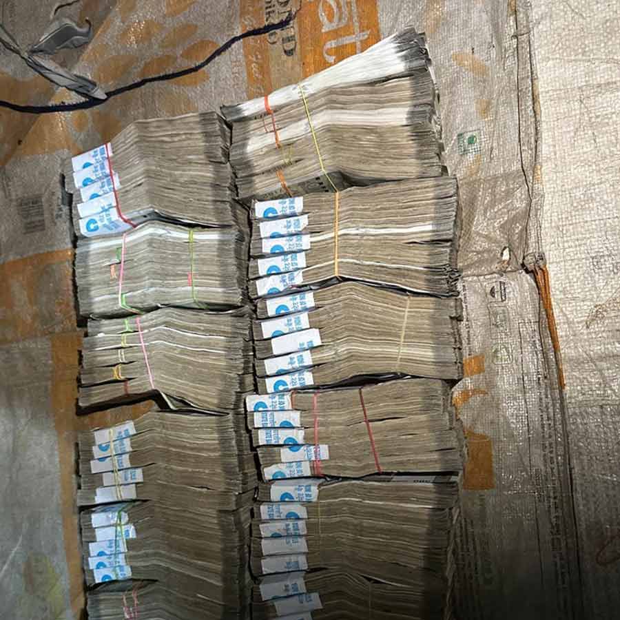 Police recovers more money form a house of relative of an accused in Entally Loot Case dgtl