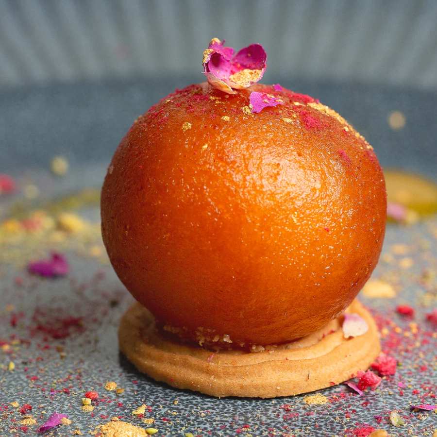 বিদেশের ফাইন ডাইনিং রেস্তরাঁর মেনুতেও থাকে গুলাব জামুন, যা মোগল আমলে জনপ্রিয় হয়েছিল ভারতে।  