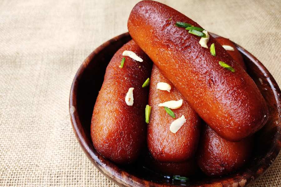 ময়রার শারীরিক অক্ষমতার দৌলতে পান্তুয়ার মতো বানানো মিষ্টির নাম হয় ল্যাংচা। 