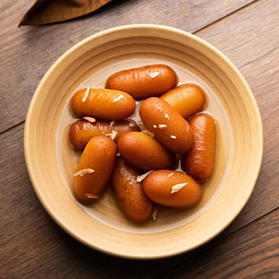 লর্ড ক্যানিংয়ের স্ত্রীর সম্মানে মিষ্টি বানিয়েছিলেন ভীম নাগ। লেডি ক্যানিং থেকে অপভ্রংশে মিষ্টির নাম হয় লেডিকেনি। 