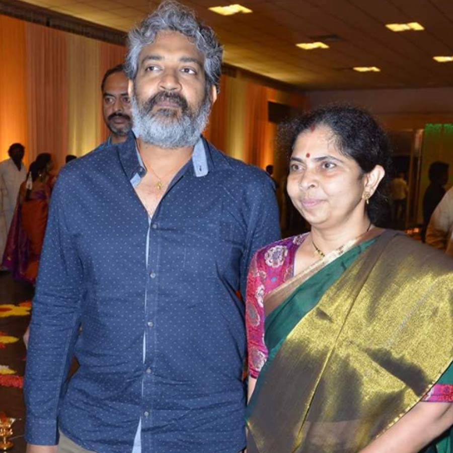 বিয়ের পর এক কন্যাসন্তানকে দত্তক নেন রাজামৌলী। তাঁর একাধিক ছবিতে পোশাক পরিকল্পকের দায়িত্ব পালন করেছেন রাজামৌলীর স্ত্রী।