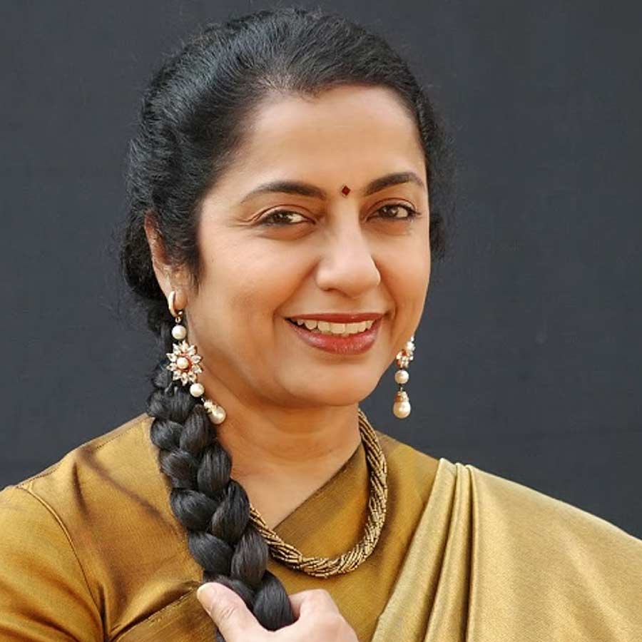 ১৯৮০ সালে তামিল ছবির হাত ধরে বড় পর্দায় অভিনয় শুরু করেন সুহাসিনী। তামিল ছবির পাশাপাশি কন্নড় এবং তেলুগু ভাষার ছবিতেও অভিনয় করতে দেখা গিয়েছে তাঁকে।