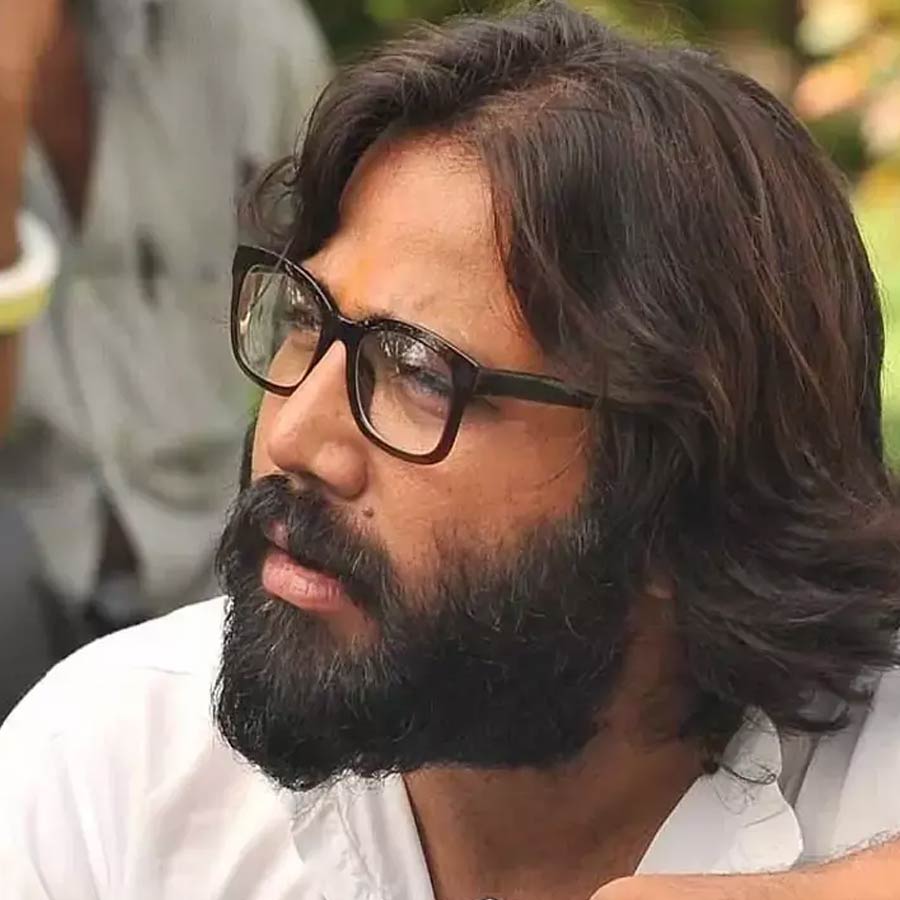 ‘অর্জুন রেড্ডি’, ‘কবীর সিংহ’ এবং ‘অ্যানিম্যাল’ ছবি পরিচালনা করে জনপ্রিয়তার শিখরে পৌঁছেছেন সন্দীপ রেড্ডি বাঙ্গা। অধিকাংশ সময় প্রচারের আলোয় থাকেন সন্দীপ। কিন্তু আলোর রোশনাই থেকে শত হস্ত দূরে থাকেন তাঁর স্ত্রী মনীষা রেড্ডি।