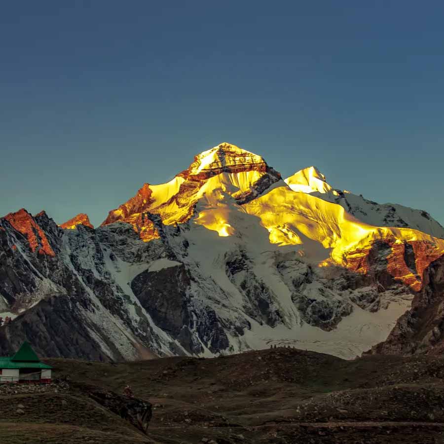 Huge landslide on the route of Adi Kailash, hundred of pilgrims stranded dgtl