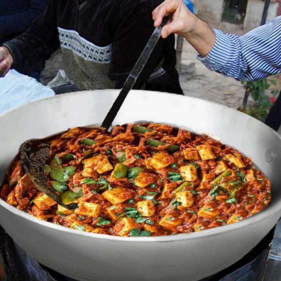 অ্যাসিডিক খাবার রান্নার জন্য অ্যালুমিনিয়ামের পাত্র ব্যবহার করা উচিত নয়।