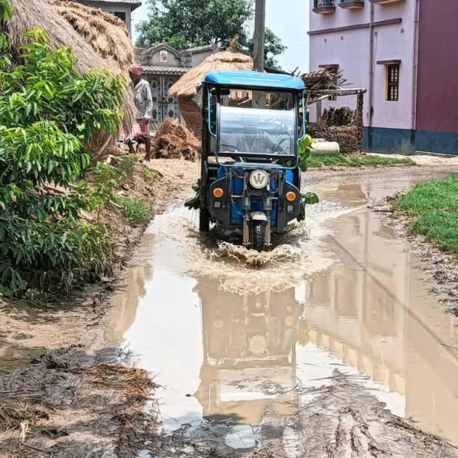 People are suffering due to water logging problem in Galsi, Bardhaman