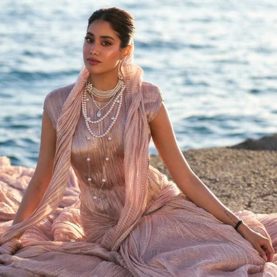 Bollywood star Sridevi’s daughter Janhvi Kapoor pays tribute to her mom at cannes film festival’s red carpet 