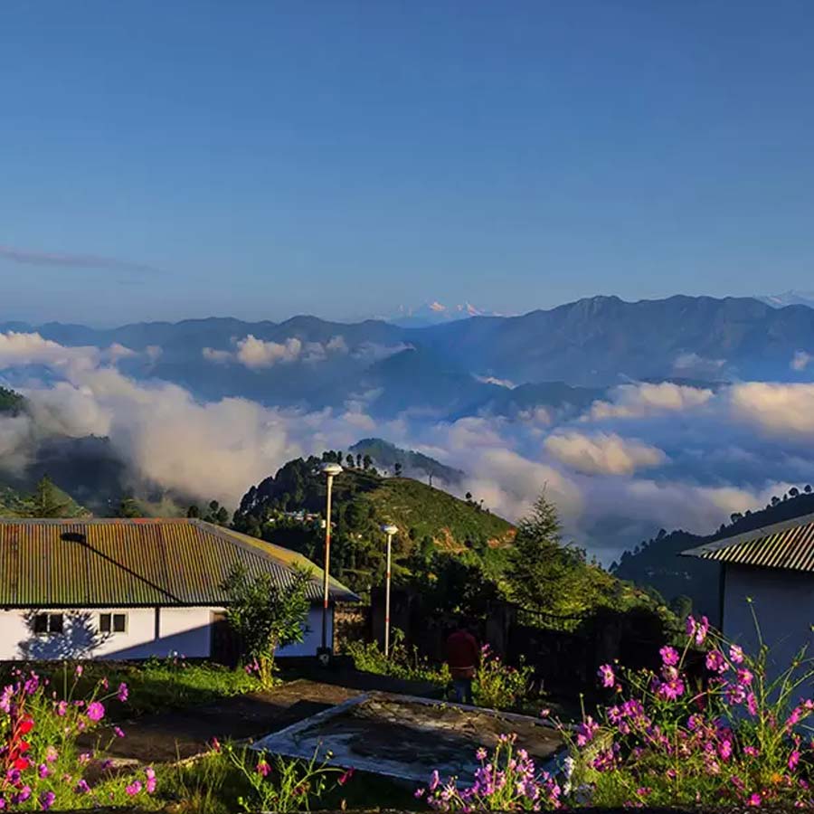খিরসু থেকে তুষারশুভ্র শৃঙ্গ দেখা যায় খুব ভাল করে।